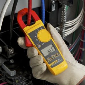 hand holding Fluke 325 400a ac/dc true rms clampmeter with temp