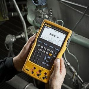 hands holding Fluke-754/750SW documenting process calibrator and software bundle package
